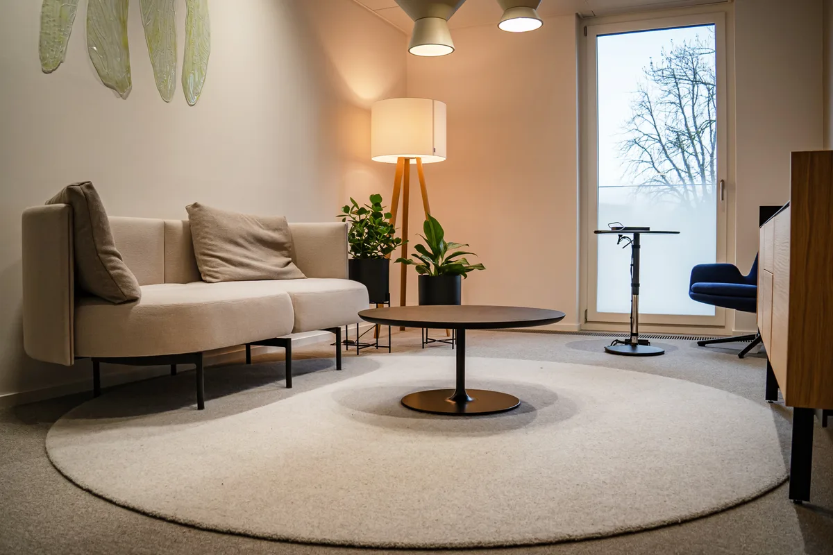 Insgesamt zehn Besprechungszimmer stehen zur Verfügung. Vom klassisch eingerichteten Sitzungszimmer über Räume mit Hochtisch bis zum loungeartig eingerichteten Raum mit Sofa und Fauteuil. Blick in ein Sitzungszimmer der ZKB Wetzikon. Es ist gemütlich eingerichtetm mit Zweiersofa und Fauteuil.